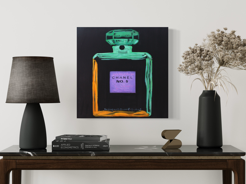 Een schilderij met een fles coco chanel