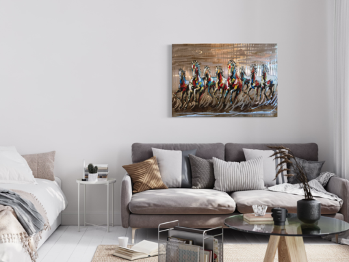 Een schilderij van galopperende paarden