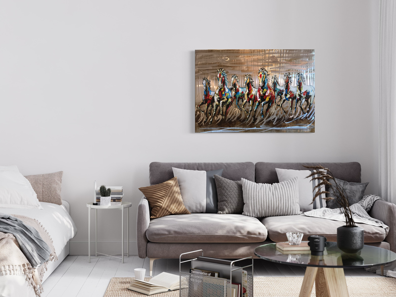 Een schilderij van galopperende paarden