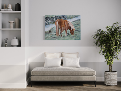 Een schilderij met een paard