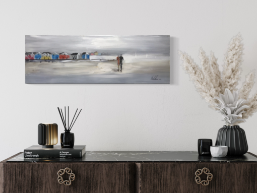 Een schilderij met een wandelend stel