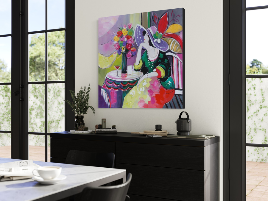 Een schilderij met een dame in een café