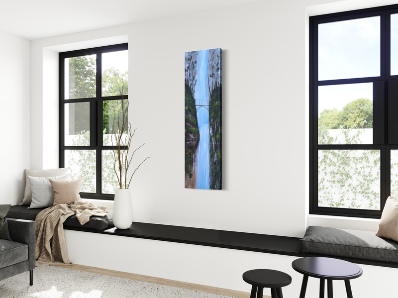 Een schilderij met een waterval