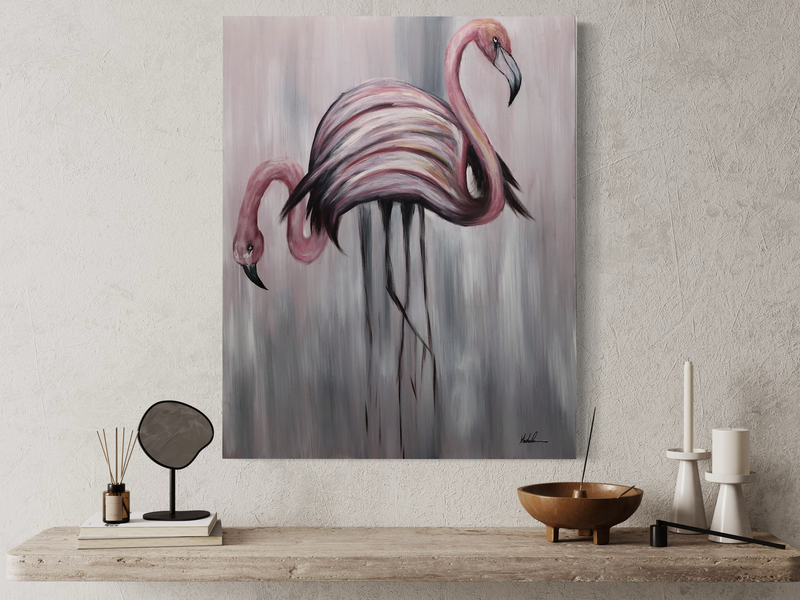 Een schilderij met flamingo's