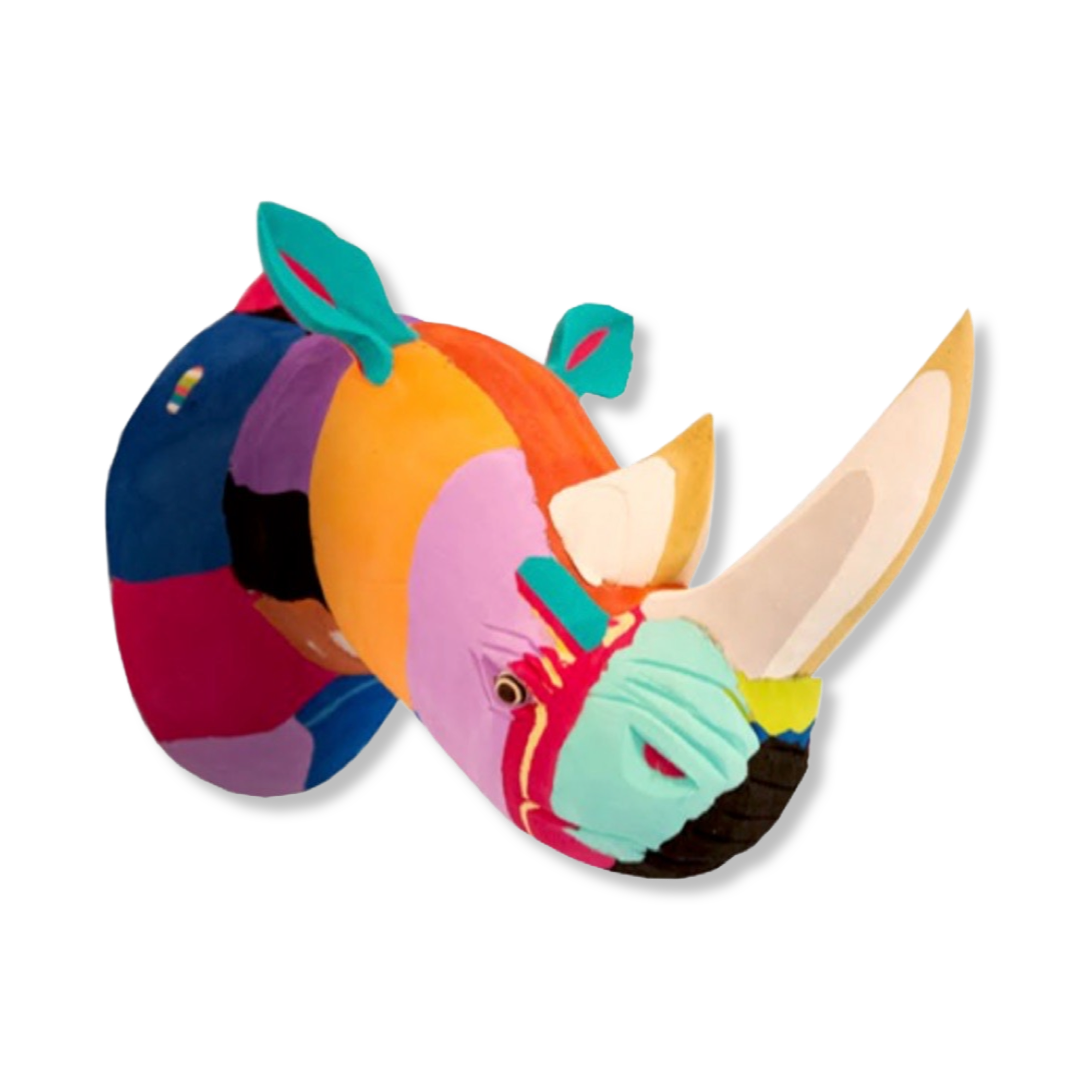 Een wandsculptuur van een neushoorn