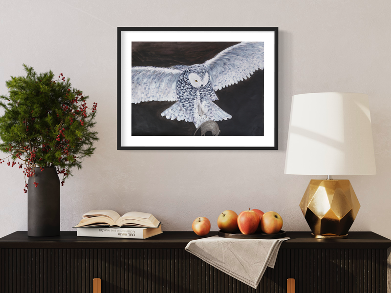 Een schilderij met een uil