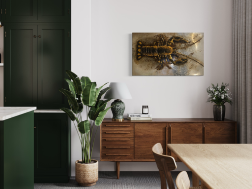 Een schilderij met een kreeft