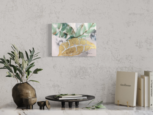 Een schilderij met palmbladeren