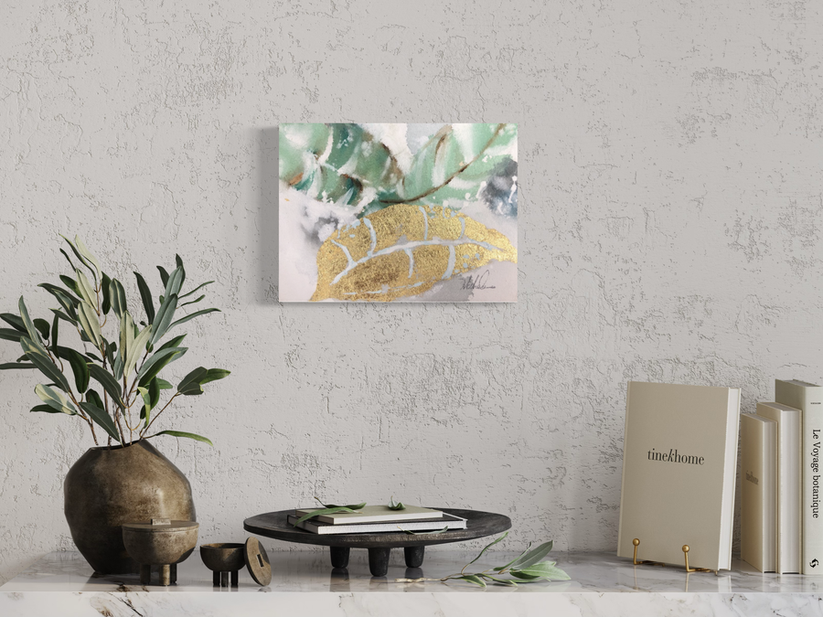 Een schilderij met palmbladeren
