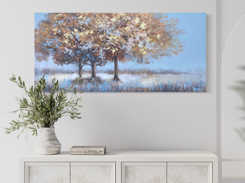 Een schilderij met bomen in goud
