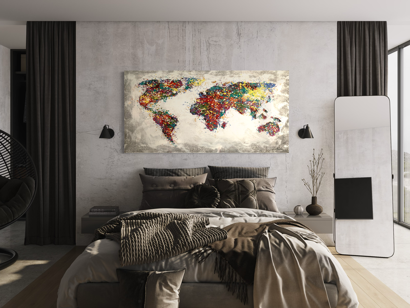 Een schilderij met een wereldkaart