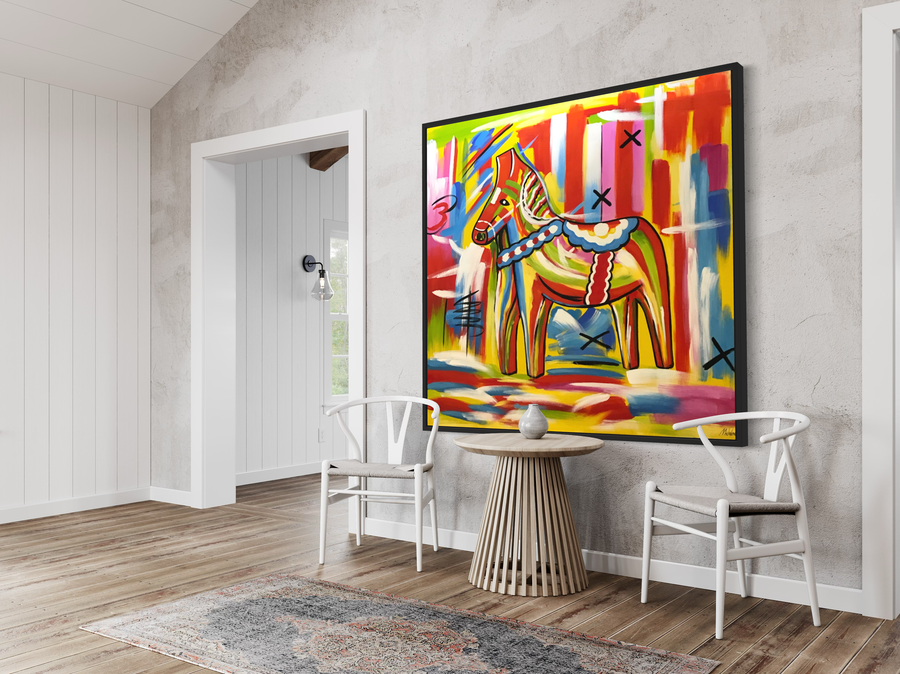 Een schilderij met een dala paard