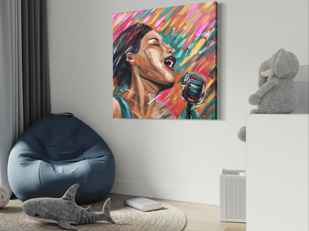 Een schilderij met een vrouw