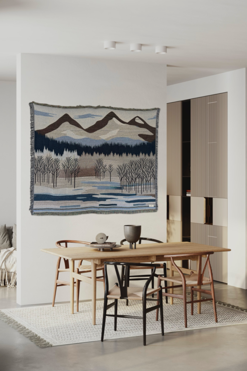 Een wandkleed met een berglandschap
