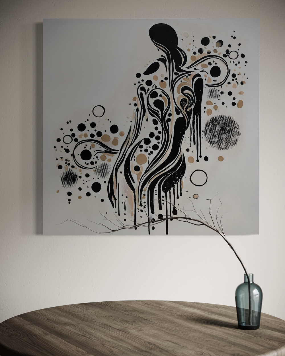 Een schilderij met een vrouw