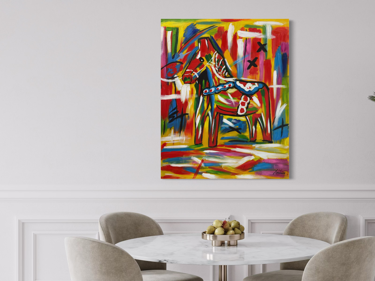 Een schilderij met een Dala-paard