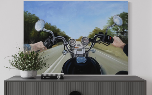 Een schilderij met een motorfiets