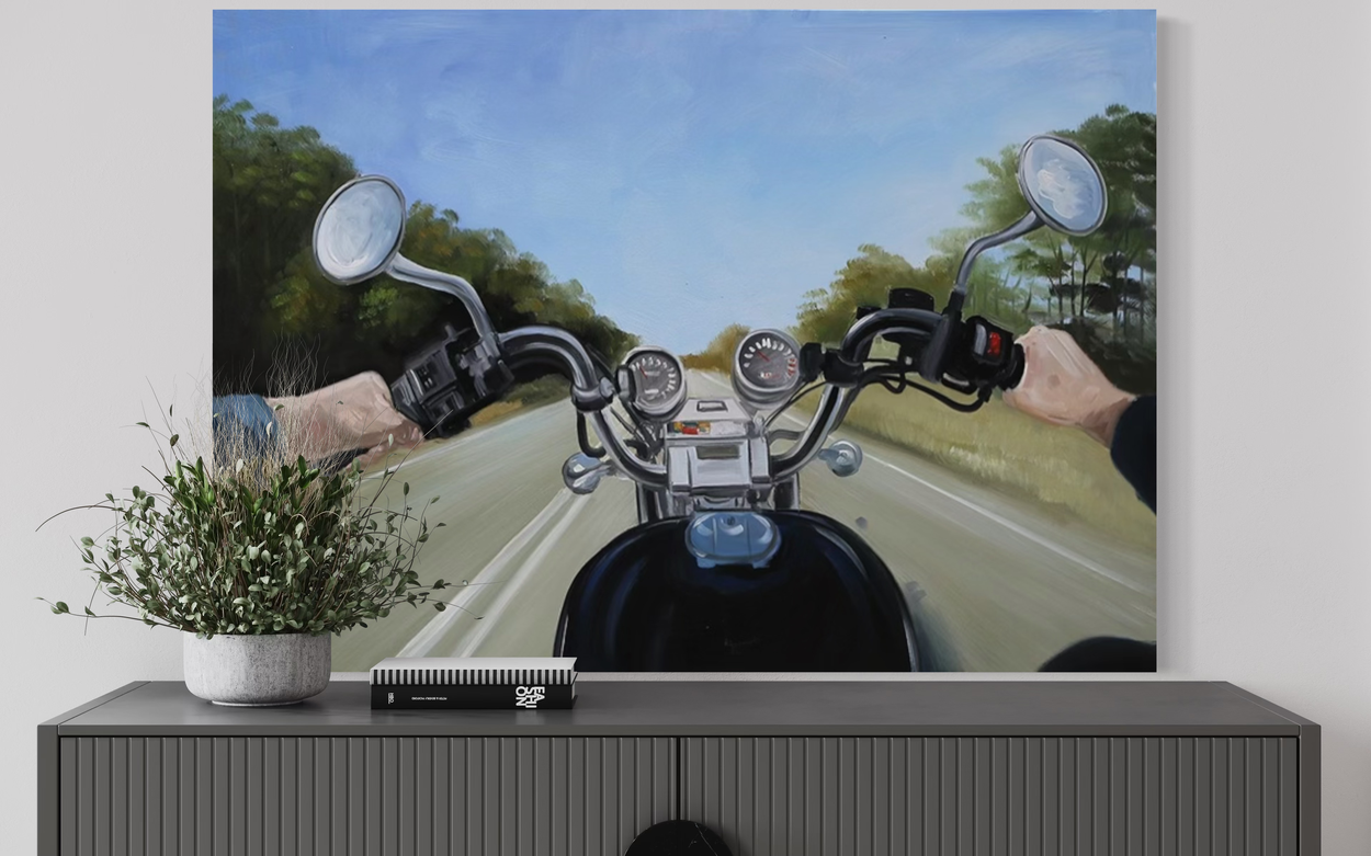 Een schilderij met een motorfiets