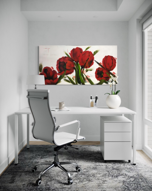 Een schilderij met rode bloemen