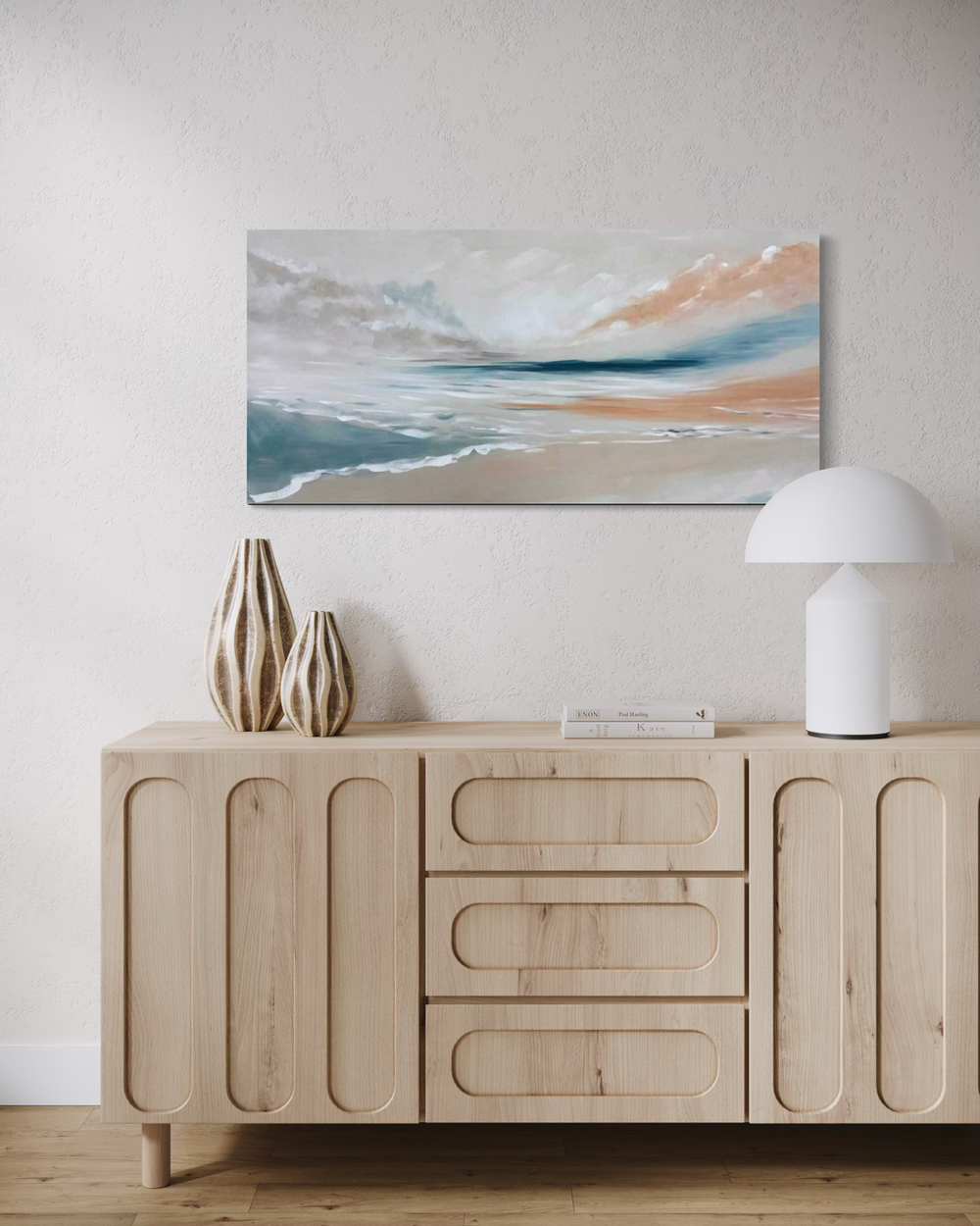 Handgeschilderd zeegezicht in tinten van blauw, beige en grijs – een sereen kunstwerk dat rust en licht uitstraalt.