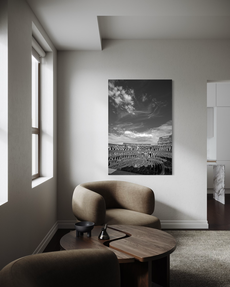 Zwart-wit fotografie op canvas van het Colosseum in Rome, met gebogen arcades en de open arena onder een dramatische lucht.