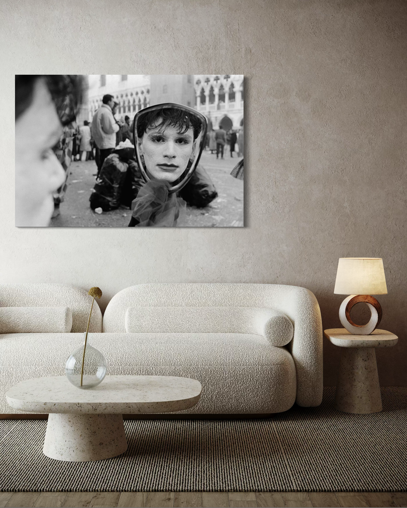 Zwart-wit fotografie op canvas van een man die wordt weerspiegeld in een handspiegel, een intiem moment van zelfreflectie in een openbare omgeving.