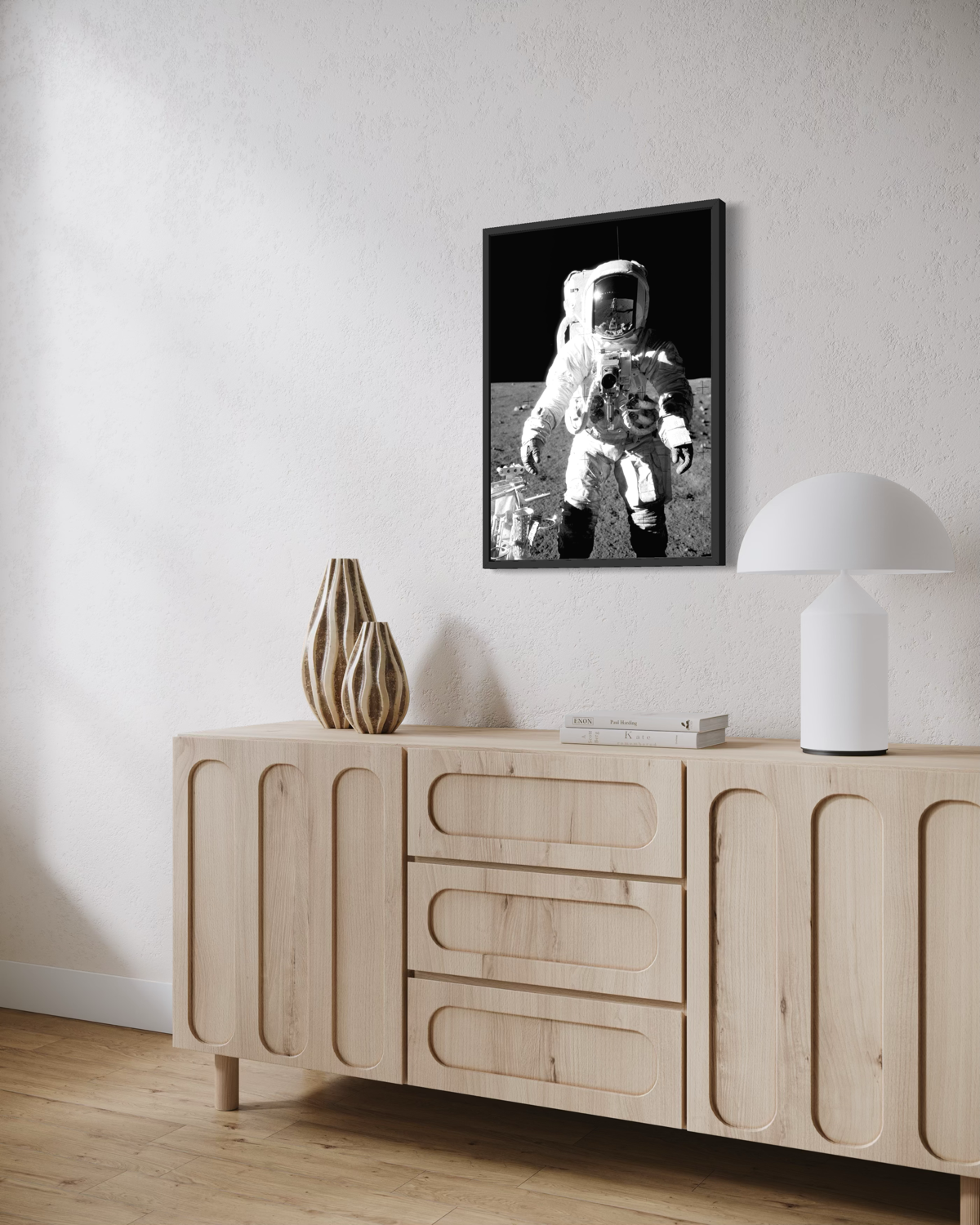 Foto van astronaut Alan Bean op het maanoppervlak tijdens Apollo 12, in ruimtepak en omringd door maanlandschap en apparatuur tegen een diepzwarte ruimte.