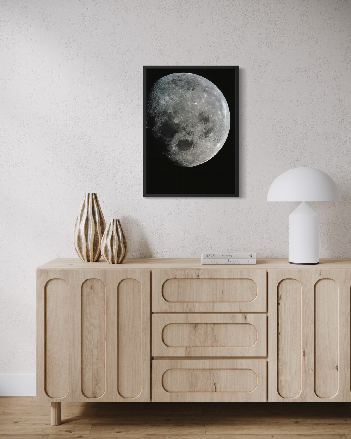 Gedetailleerde foto van de maan tegen een diepzwarte ruimte, met duidelijk zichtbare kraters en oppervlaktestructuren.