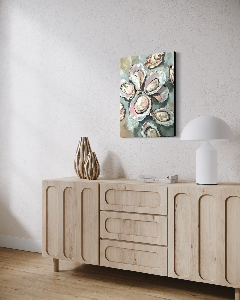 Handgeschilderd stilleven van open oesters in grijze en beige tinten met parelmoerachtige details.