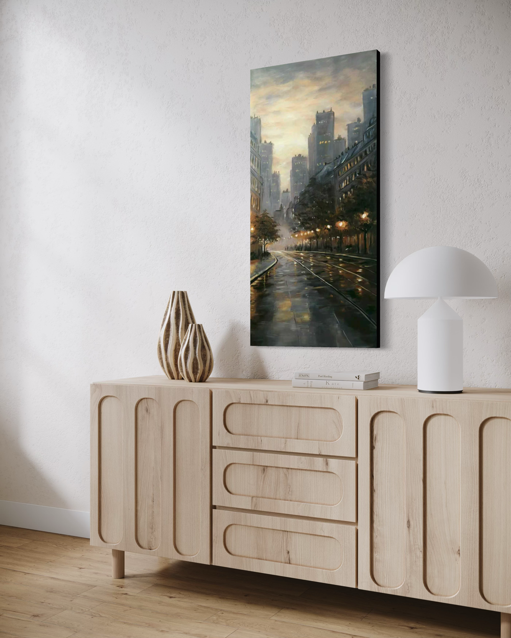 Handgeschilderd stadsbeeld van een natte straat met reflecties en hoge gebouwen in mist.