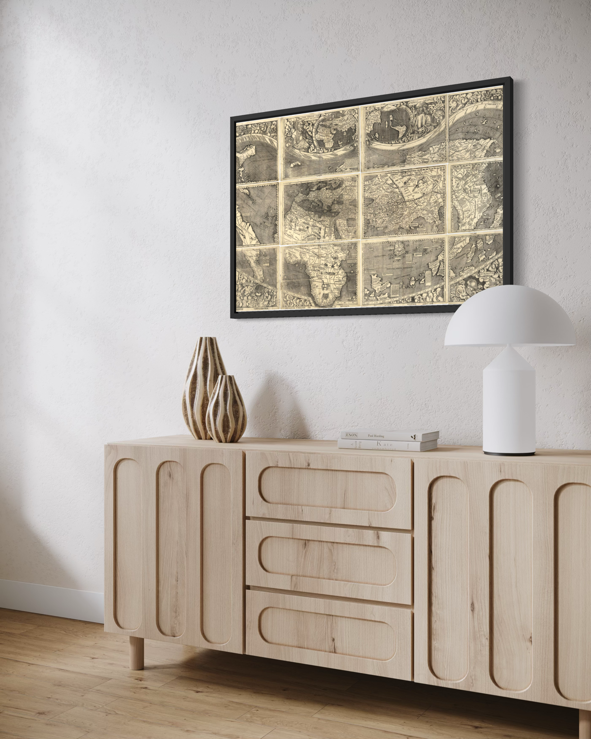 Historische wereldkaart van Martin Waldseemüller uit 1507, samengesteld uit meerdere kaartbladen met gedetailleerde continenten, oceanen en decoratieve illustraties in sepia-tinten.