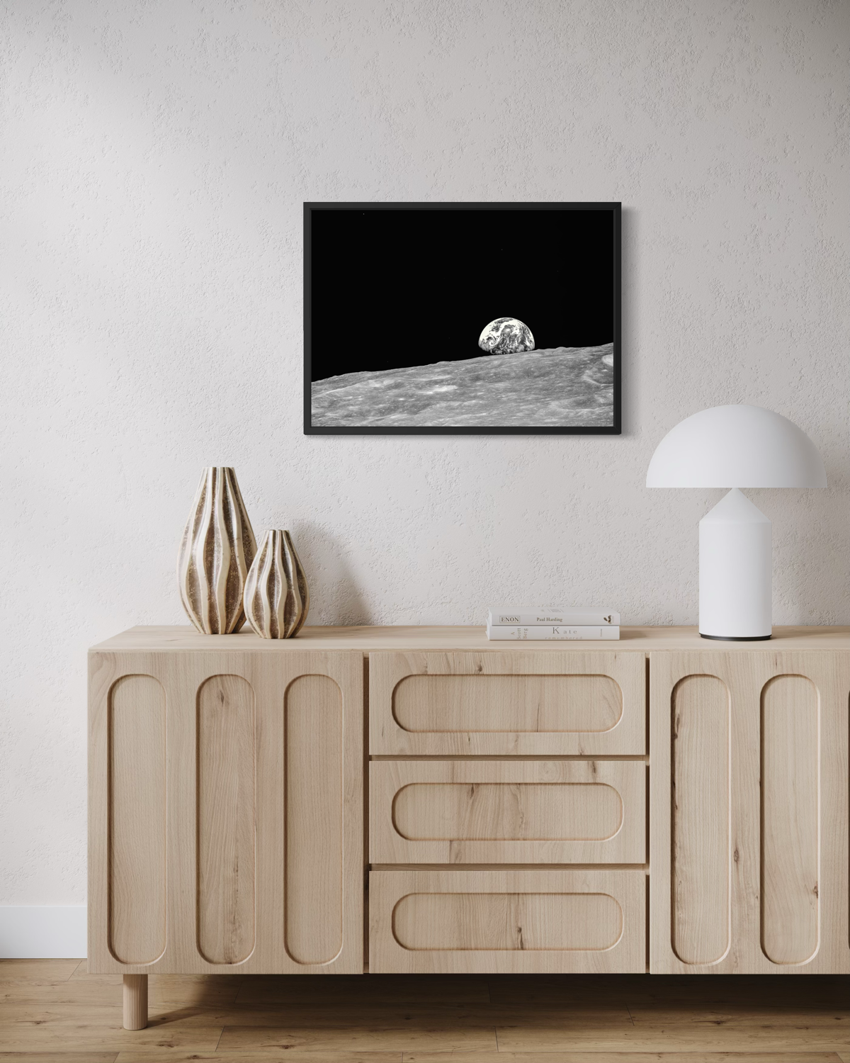 De aarde gezien vanaf de maan, die oprijst boven het grijze, kale maanoppervlak tegen een diepzwarte ruimte.