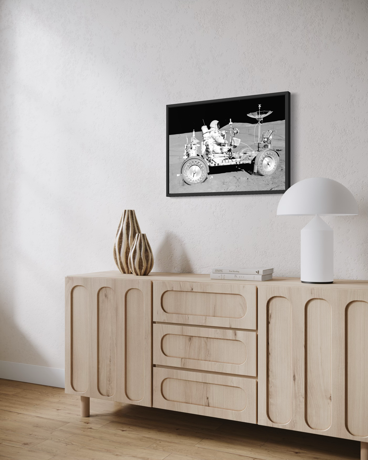 Astronaut David Randolph Scott rijdt met de Lunar Roving Vehicle op het maanoppervlak tijdens Apollo 15, omgeven door maanlandschap en apparatuur.