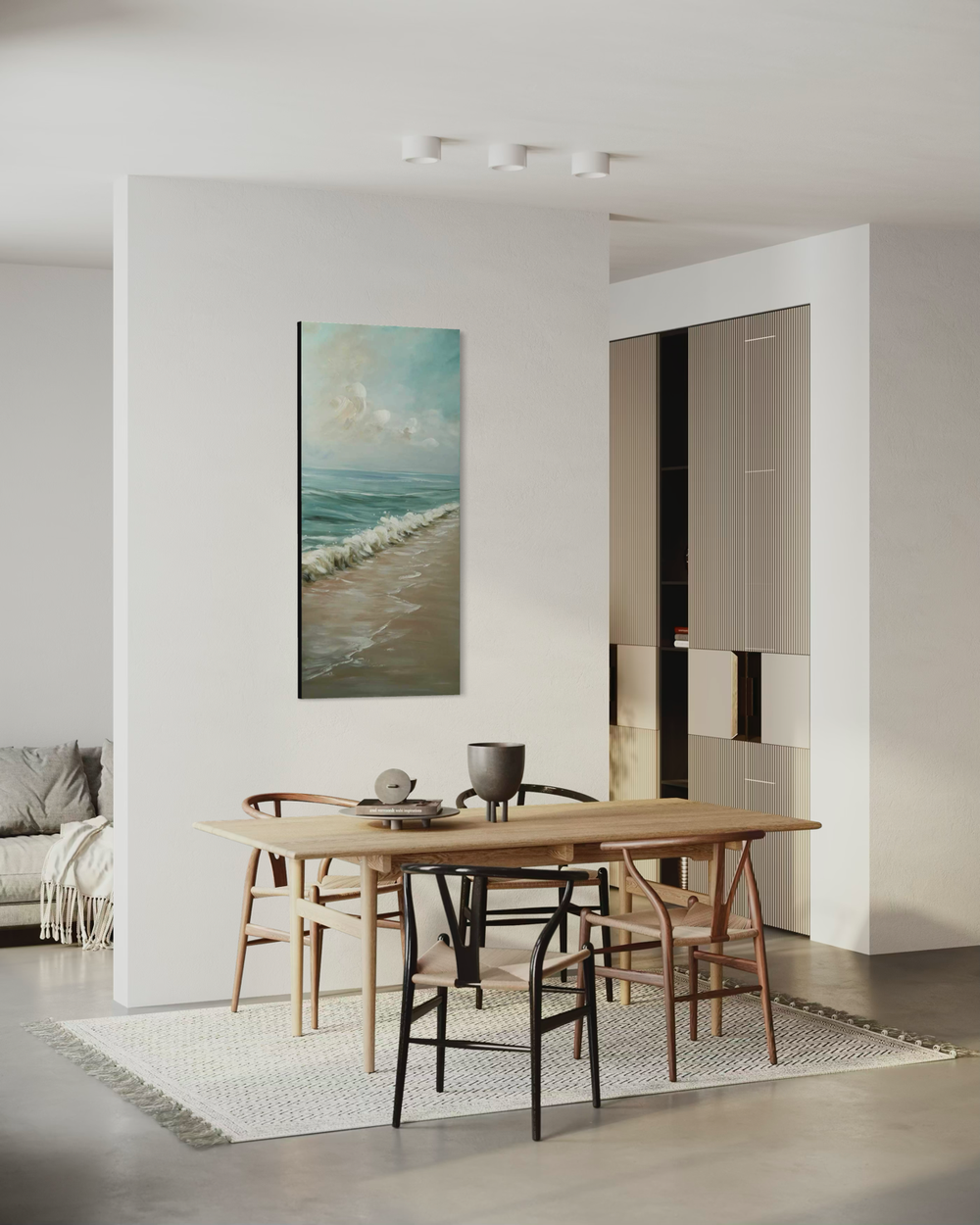 Een handgeschilderd schilderij van een golf die breekt op een zandstrand in turquoise en lichte tinten