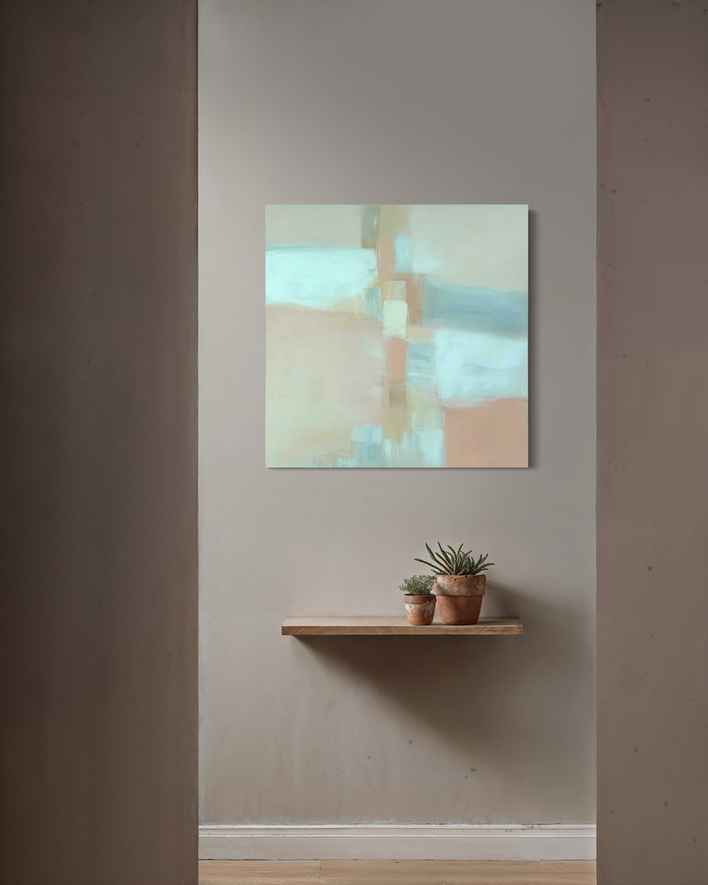 Een handgeschilderd abstract schilderij in beige, lichtblauw en warme aardetinten met zachte overgangen